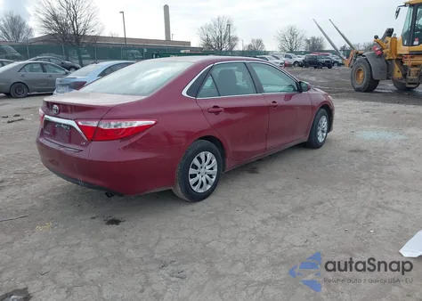 2015 Toyota Camry Le z USA, uszkodzony, nr VIN 4T1BF1FK2FU988997